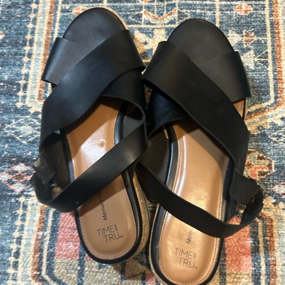 TIME and TRU Womens Platform Sandals Size 10 Black gently used. - Picture 1 of 4